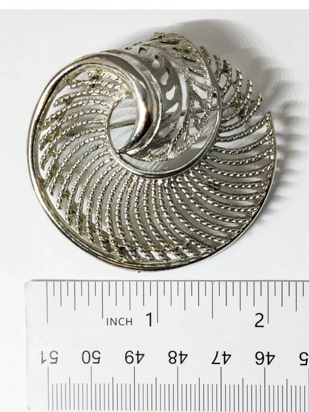 Vintage 1950-70s Signed Lisner Brushed Silver Plated Art Nouveau Spiral Brooch - Picture 1 of 3